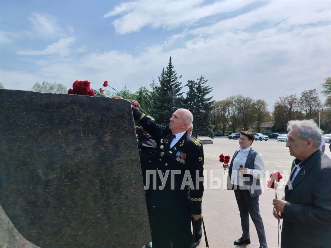 В Стаханове горожане возложили цветы по случаю Дня шахтера В Стаханове горожане возложили цветы по случаю Дня шахтера