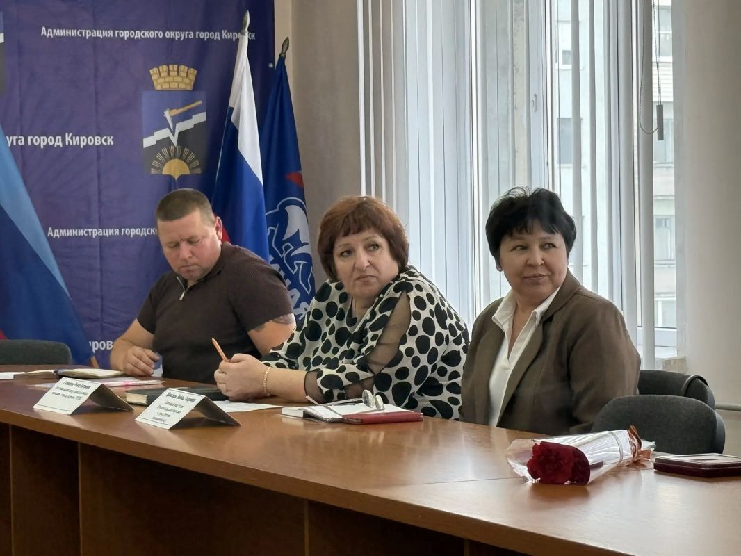 Герои живут в памяти: в Кировске состоялась церемония вручения наград посмертно и встреча с семьями погибших участников СВО Герои живут в памяти: в Кировске состоялась церемония вручения наград посмертно и встреча с семьями погибших участников СВО