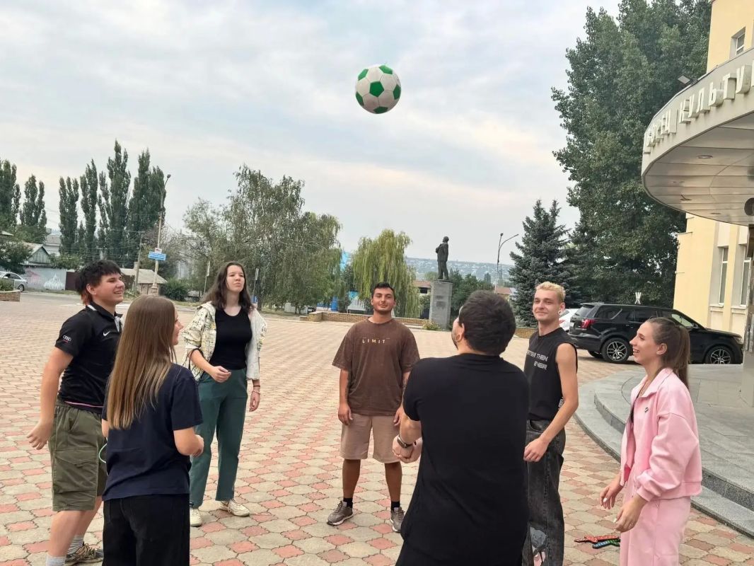 Единство в движении: фольклорный ансамбль Луганска познакомил с играми народов России Единство в движении: фольклорный ансамбль Луганска познакомил с играми народов России