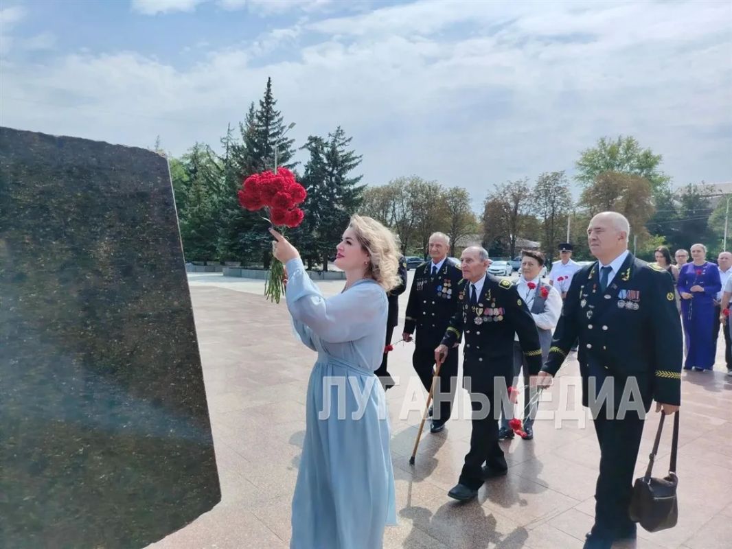 В Стаханове горожане возложили цветы по случаю Дня шахтера В Стаханове горожане возложили цветы по случаю Дня шахтера