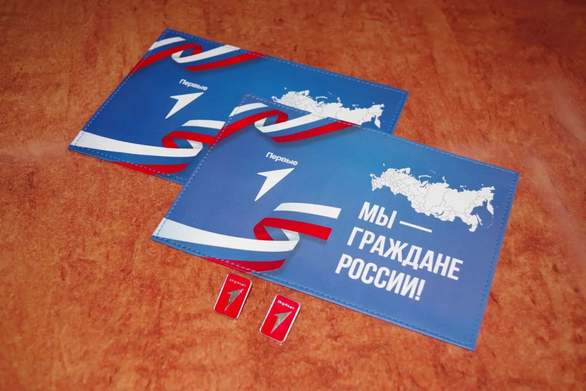 Юные граждане Славяносербского округа получили паспорта в честь Дня шахтёра Юные граждане Славяносербского округа получили паспорта в честь Дня шахтёра