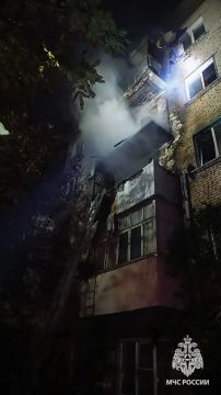 В Луганске пожарные спасли женщину из горящей квартиры