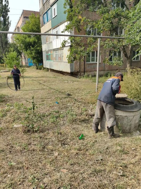 Специалисты Антрацитовского департамента провели ремонтные работы на сетях водоотведения
