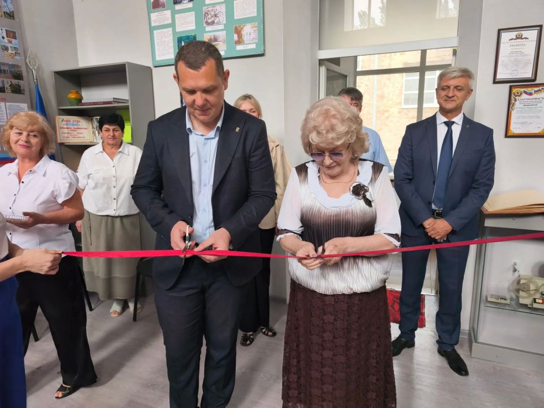 Сердце Брянки забилось громче: во Дворце культуры открылась «живая» история города Сердце Брянки забилось громче: во Дворце культуры открылась «живая» история города