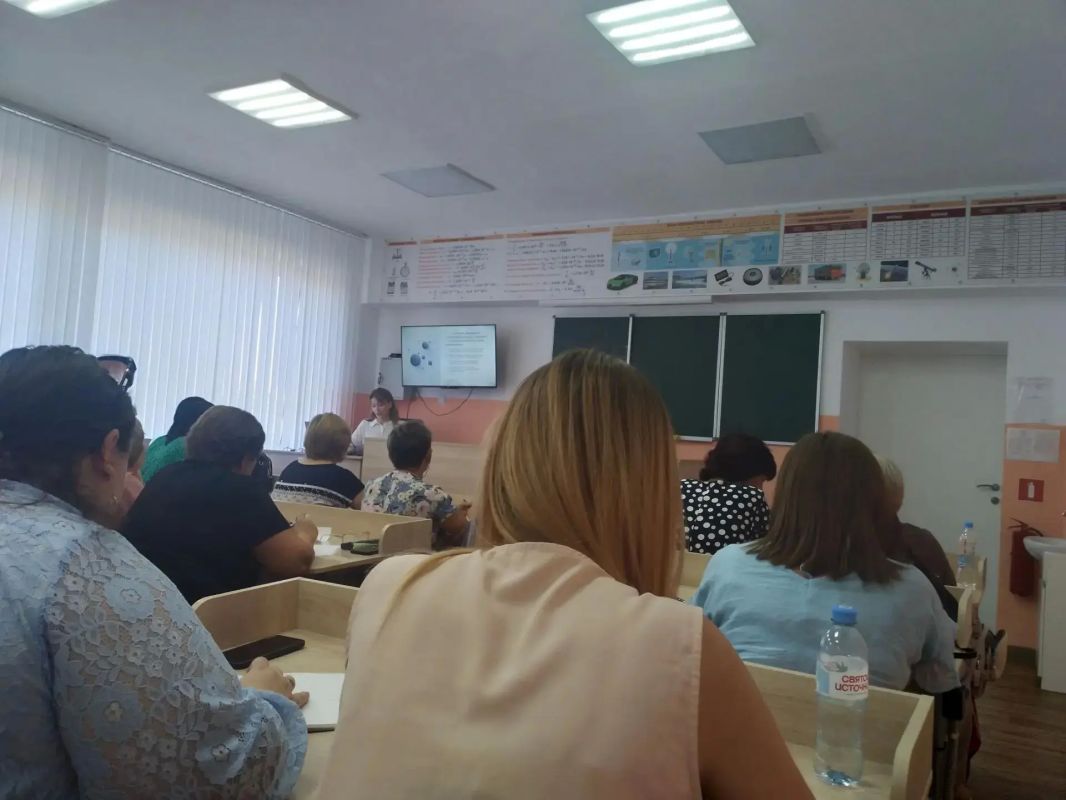 В Лутугинской средней школе № 1 прошел ежегодный августовский интегрированный семинар для педагогов физики, информатики и математики