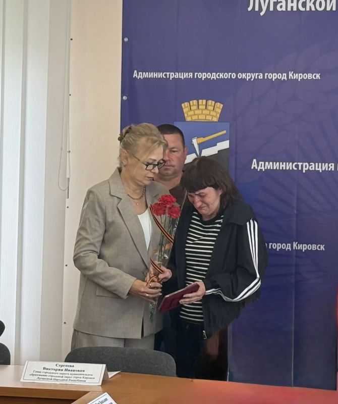 Герои живут в памяти: в Кировске состоялась церемония вручения наград посмертно и встреча с семьями погибших участников СВО Герои живут в памяти: в Кировске состоялась церемония вручения наград посмертно и встреча с семьями погибших участников СВО