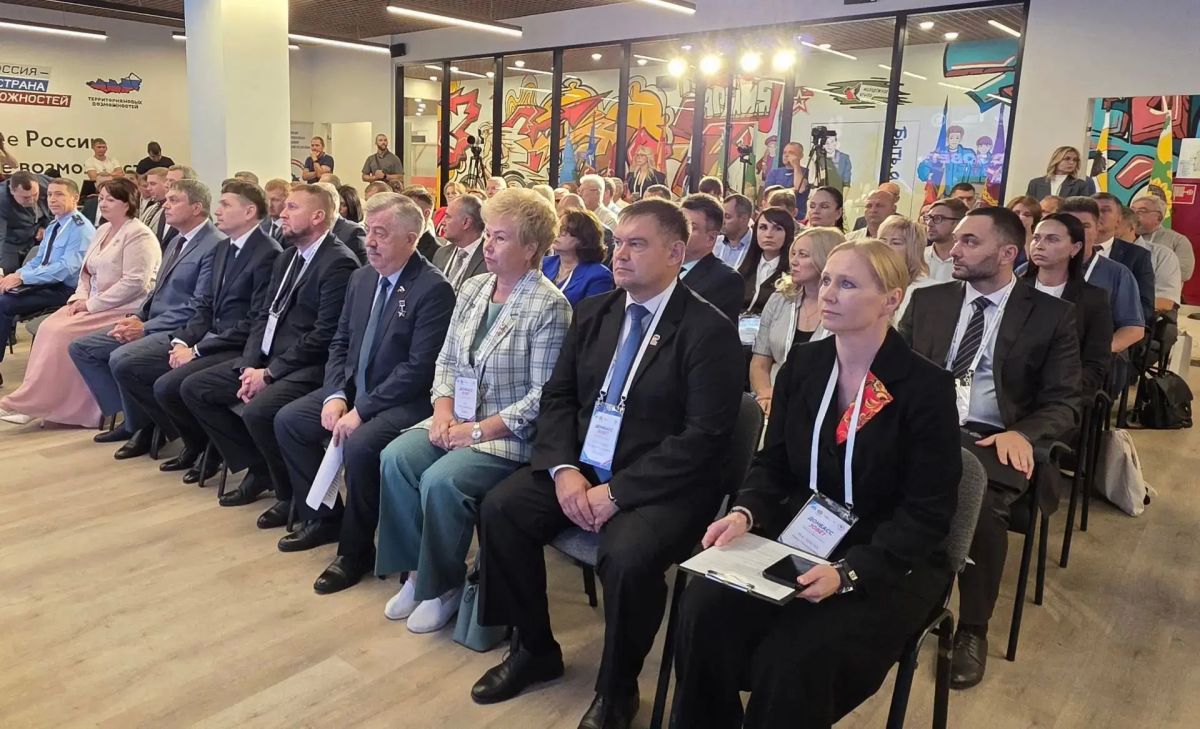 В столице республики состоялся первый Окружной муниципальный форум «Донбасс зовет», который собрал на одной площадке руководство Всероссийской ассоциации развития местного самоуправления, наших коллег из Донецкой Народной... В столице республики состоялся первый Окружной муниципальный форум «Донбасс зовет», который собрал на одной площадке руководство Всероссийской ассоциации развития местного самоуправления, наших коллег из Донецкой Народной...