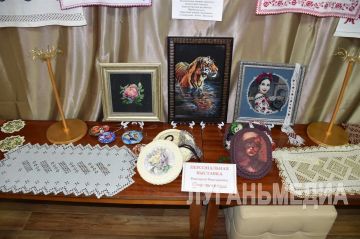 В Красном Луче состоялось открытие выставки народных умельцев