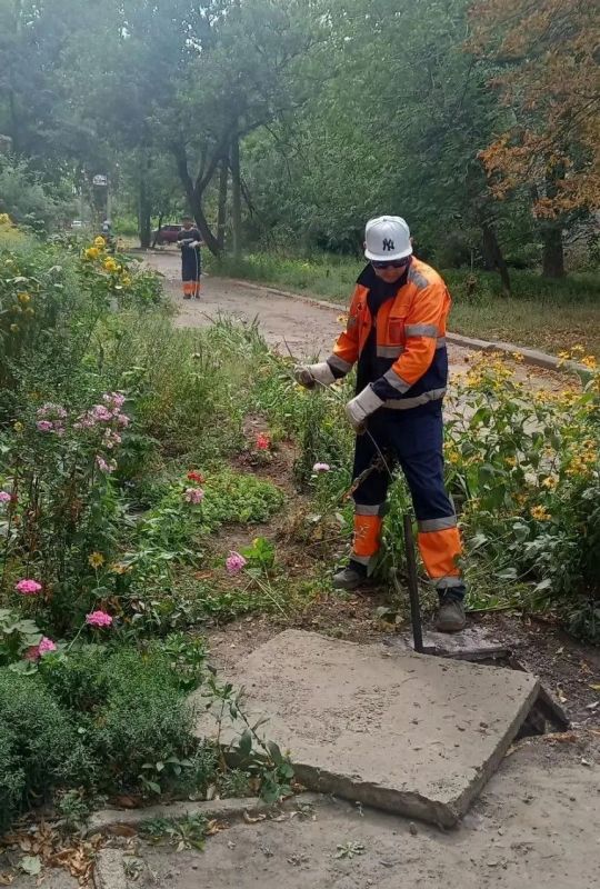 В Красном Луче продолжаются ежедневные работы по благоустройству В Красном Луче продолжаются ежедневные работы по благоустройству