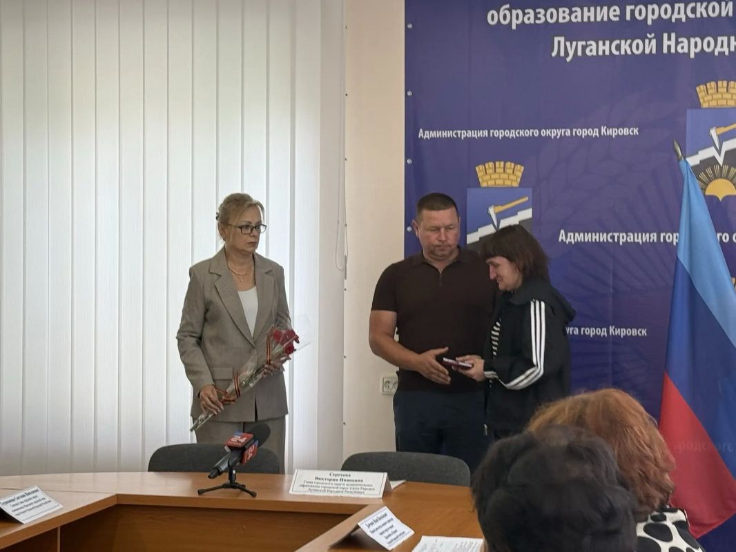 Герои живут в памяти: в Кировске состоялась церемония вручения наград посмертно и встреча с семьями погибших участников СВО Герои живут в памяти: в Кировске состоялась церемония вручения наград посмертно и встреча с семьями погибших участников СВО