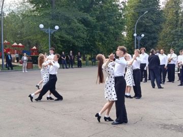 Участники Окружного муниципального форума "Донбасс зовет" посетили парк Горького в Луганске