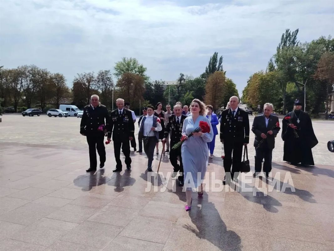 В Стаханове горожане возложили цветы по случаю Дня шахтера В Стаханове горожане возложили цветы по случаю Дня шахтера