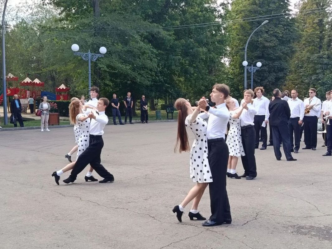 Участники Окружного муниципального форума "Донбасс зовет" посетили парк Горького в Луганске
