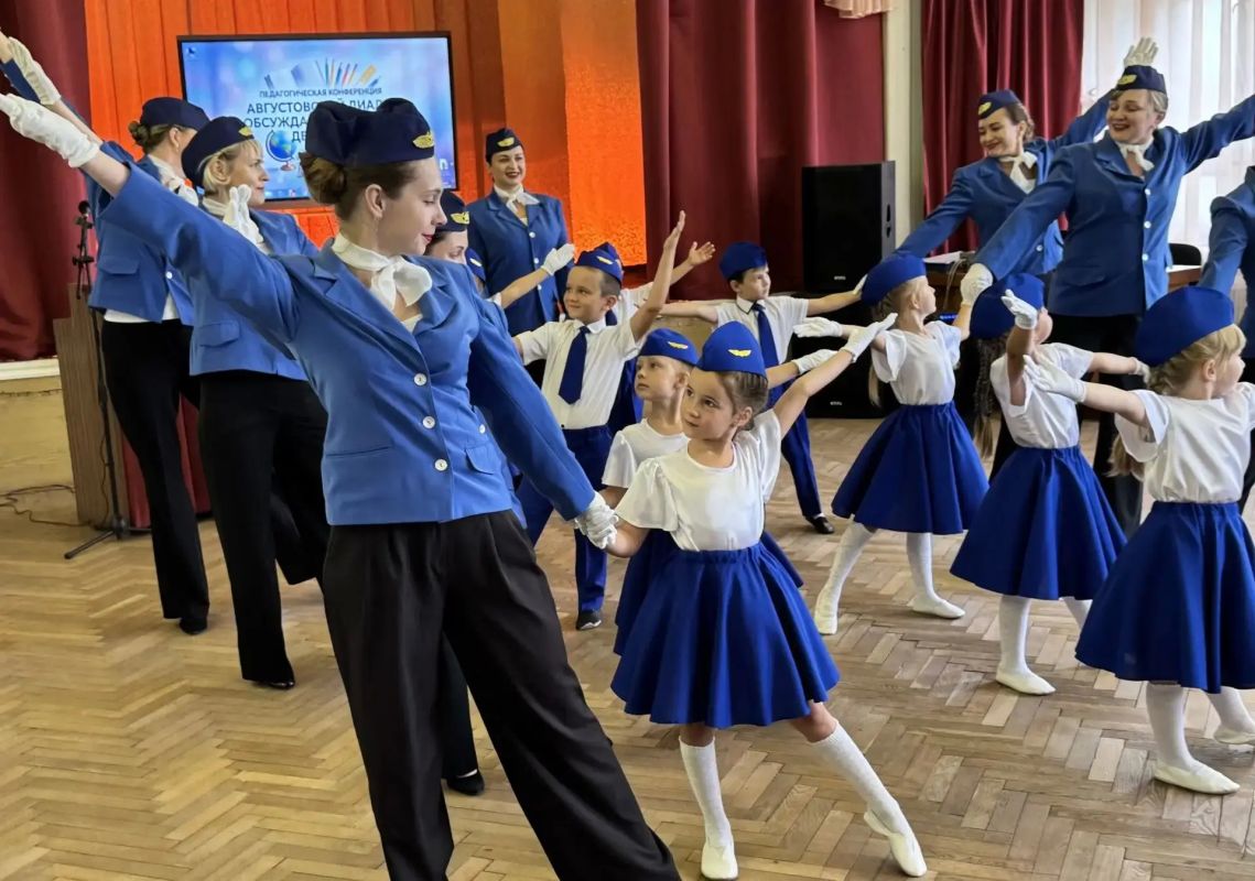 Сегодня в школе № 2 прошла августовская педагогическая конференция, на которой были подведены итоги и дан старт новому учебному году Сегодня в школе № 2 прошла августовская педагогическая конференция, на которой были подведены итоги и дан старт новому учебному году
