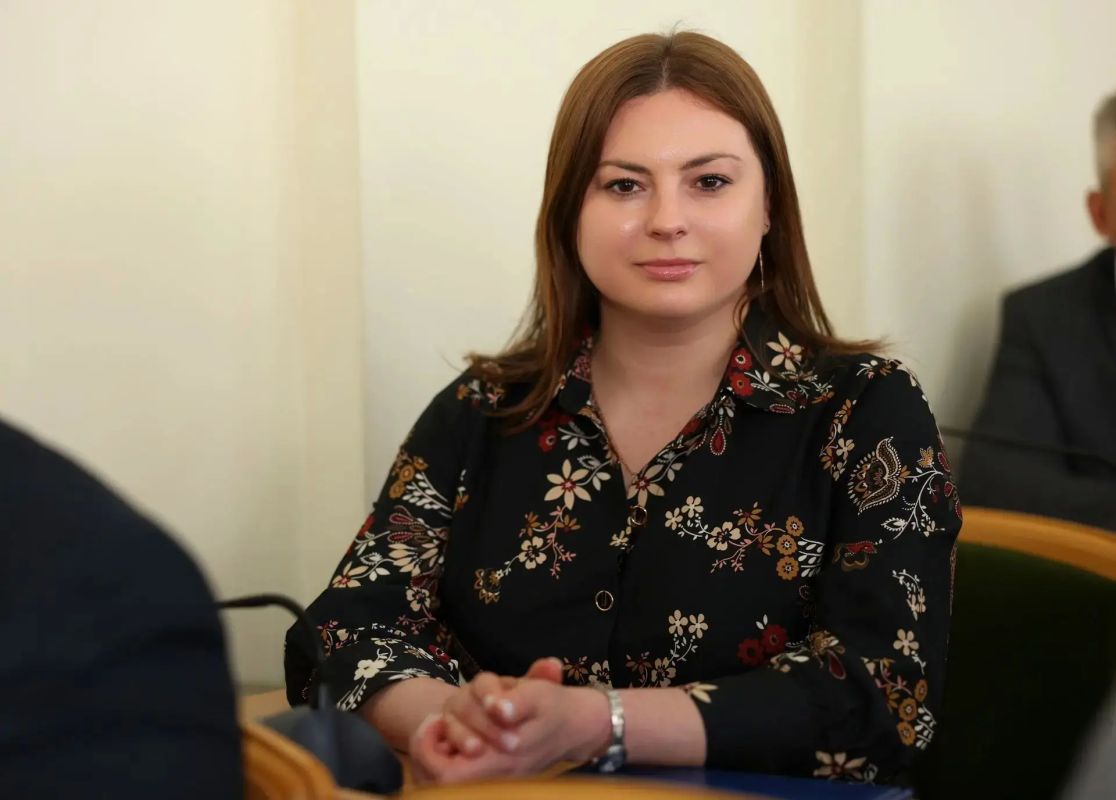 Галина Дуброва: Друзья, здравствуйте! Помните ту историю с жителями дома на кв. Волкова, которые пришли ко мне 5 августа с просьбой о помощи с кровлей?