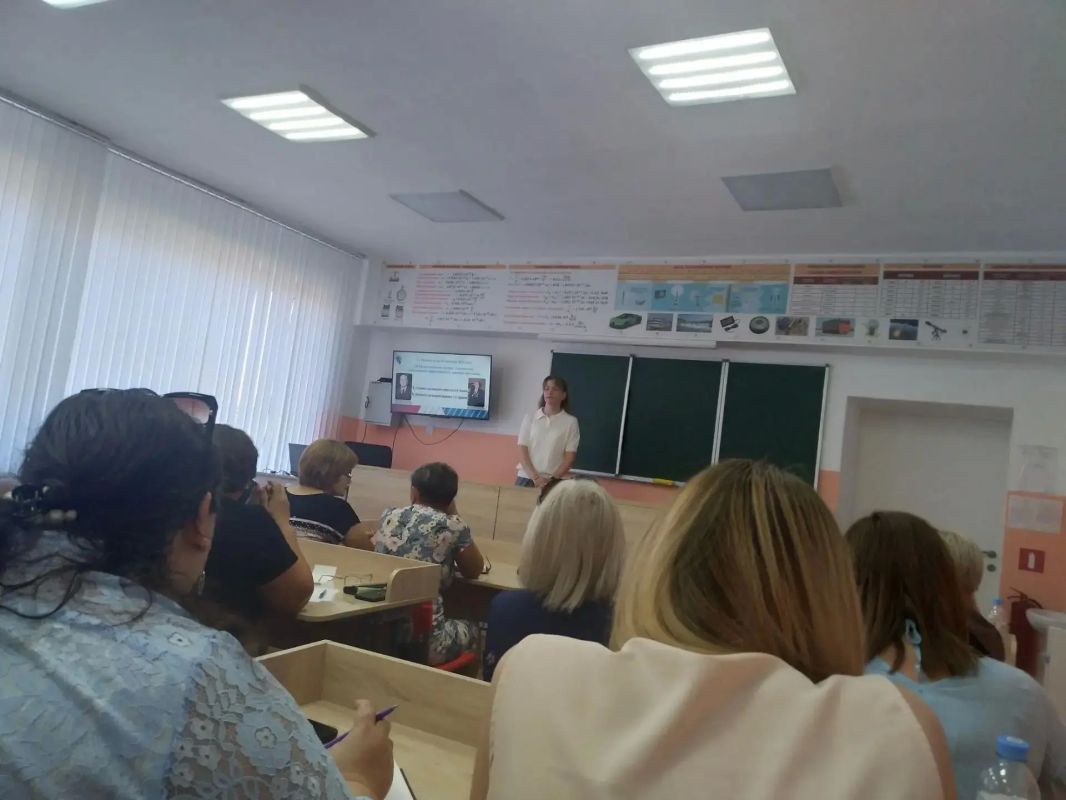 В Лутугинской средней школе № 1 прошел ежегодный августовский интегрированный семинар для педагогов физики, информатики и математики В Лутугинской средней школе № 1 прошел ежегодный августовский интегрированный семинар для педагогов физики, информатики и математики