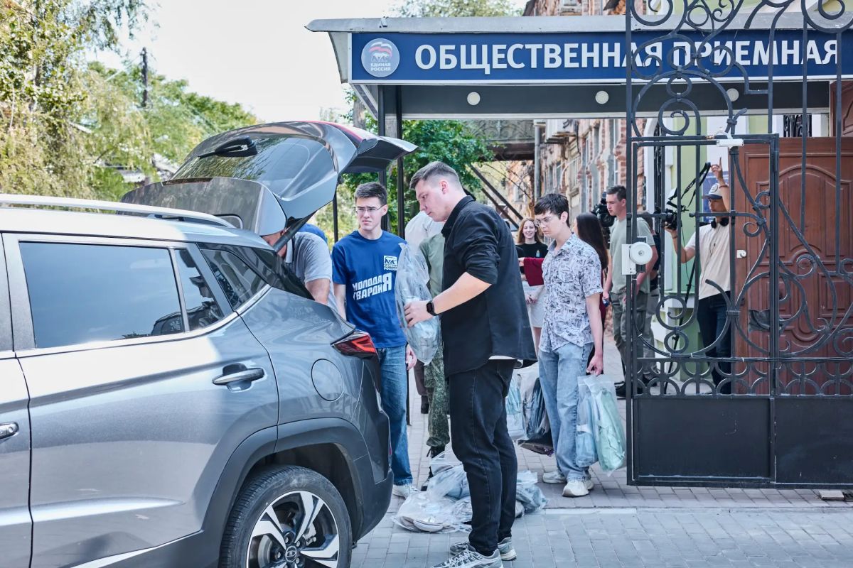 К началу учебного года из Астраханской области в подшефный Кременской район передали 100 школьных портфелей с комплектом принадлежностей К началу учебного года из Астраханской области в подшефный Кременской район передали 100 школьных портфелей с комплектом принадлежностей