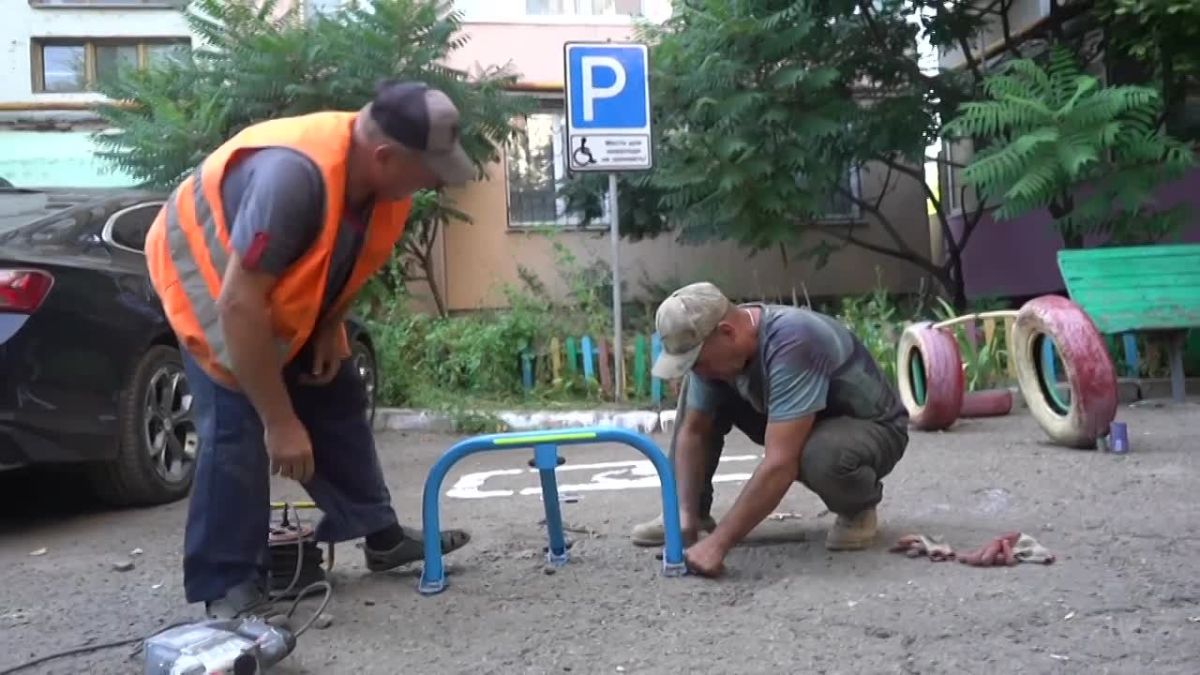 В Свердловске оборудовали парковочные места и спецподъёмник для участников СВО
