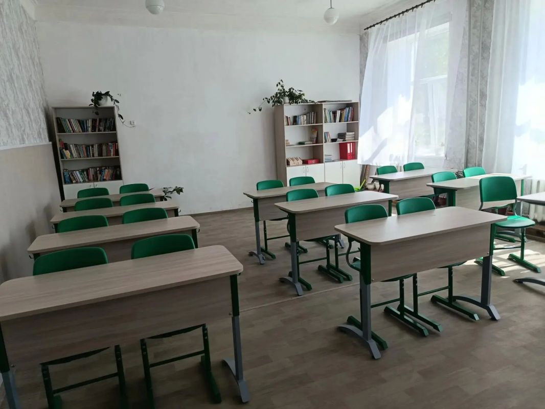 Школы Ровеньковского округа получили новую мебель