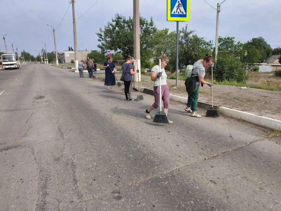 На территории отдела по ОЖД пгт Бугаёвка продолжаются ежедневные работы по благоустройству поселка На территории отдела по ОЖД пгт Бугаёвка продолжаются ежедневные работы по благоустройству поселка