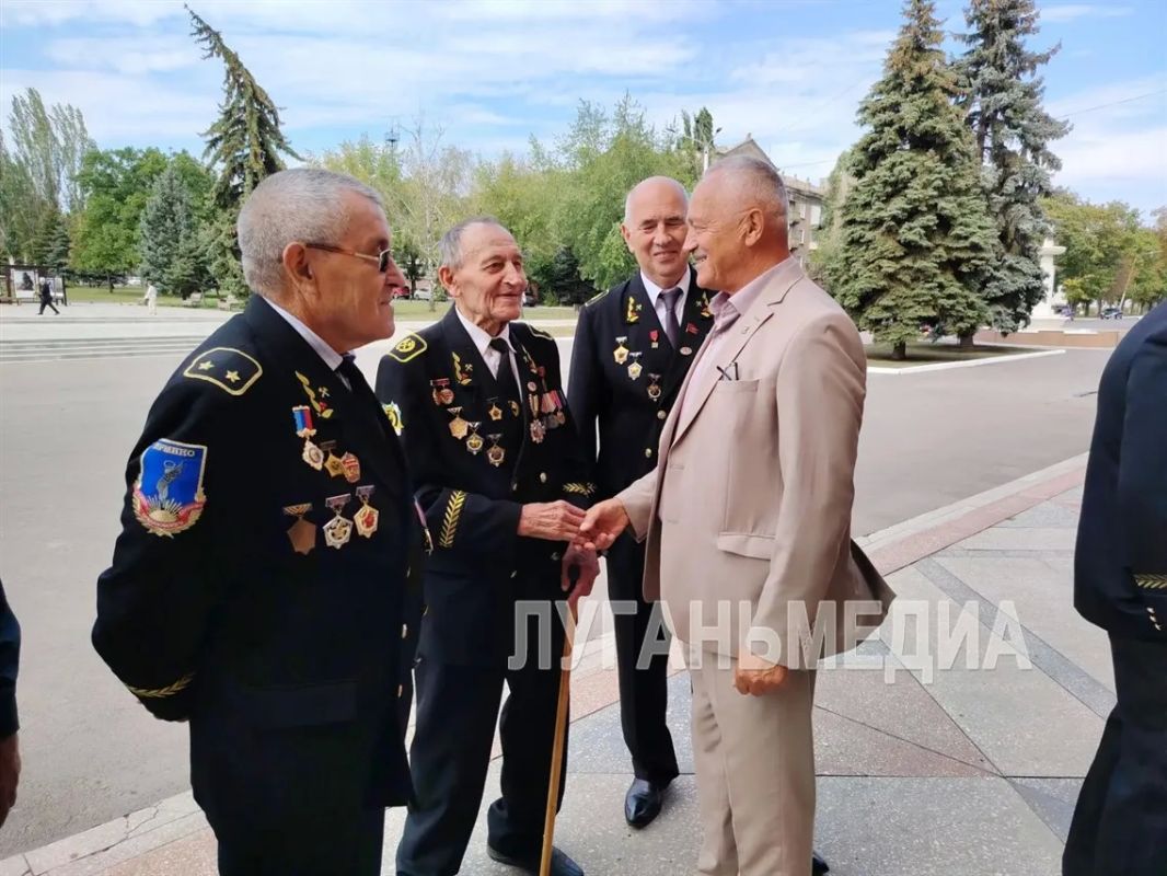 В Стаханове горожане возложили цветы по случаю Дня шахтера В Стаханове горожане возложили цветы по случаю Дня шахтера