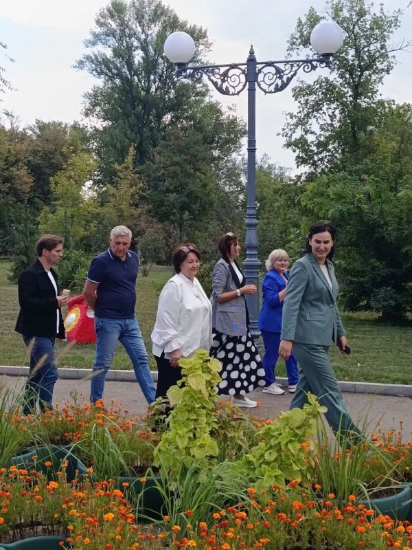 Участники Окружного муниципального форума "Донбасс зовет" посетили парк Горького в Луганске Участники Окружного муниципального форума "Донбасс зовет" посетили парк Горького в Луганске