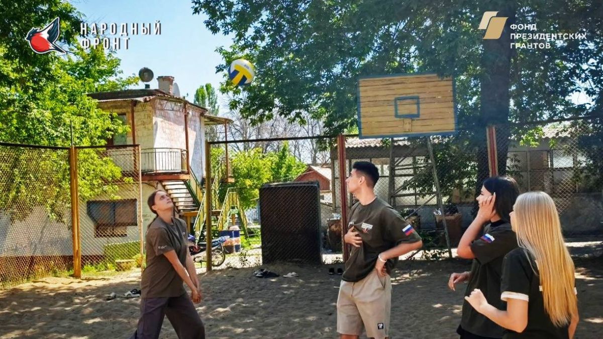 Наша стихия — не только помогать людям, но и не давать упасть мячу!