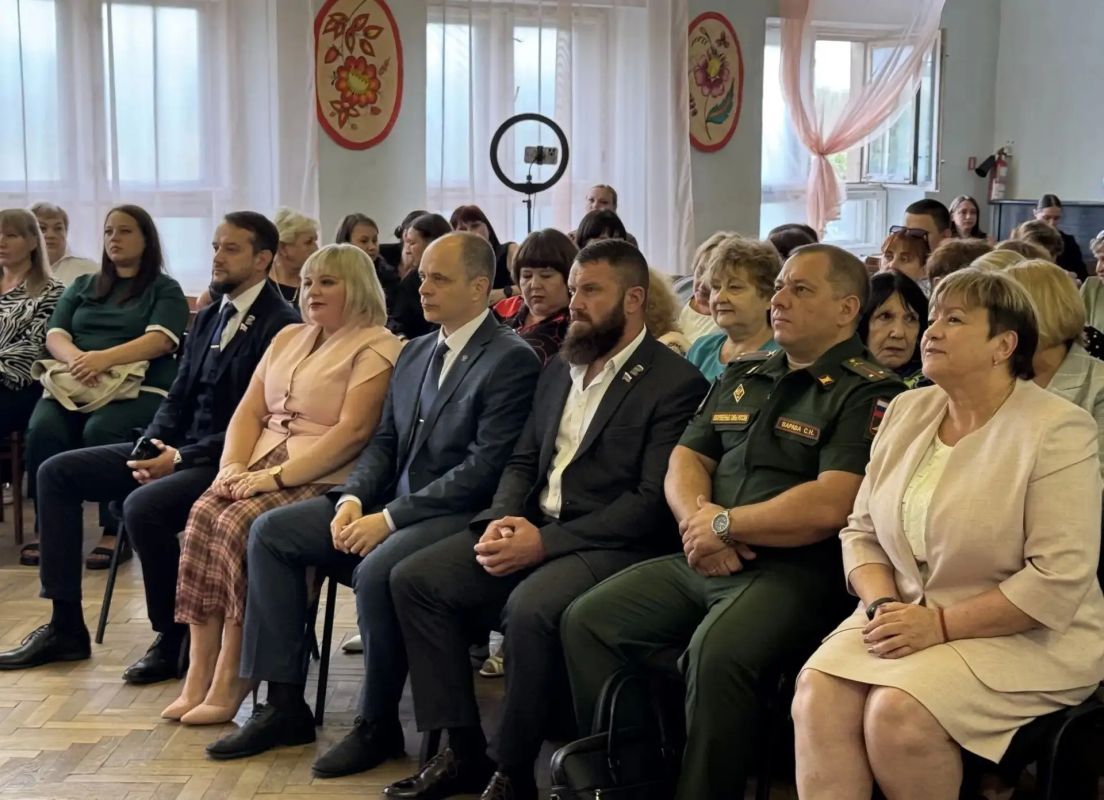 Сегодня в школе № 2 прошла августовская педагогическая конференция, на которой были подведены итоги и дан старт новому учебному году Сегодня в школе № 2 прошла августовская педагогическая конференция, на которой были подведены итоги и дан старт новому учебному году