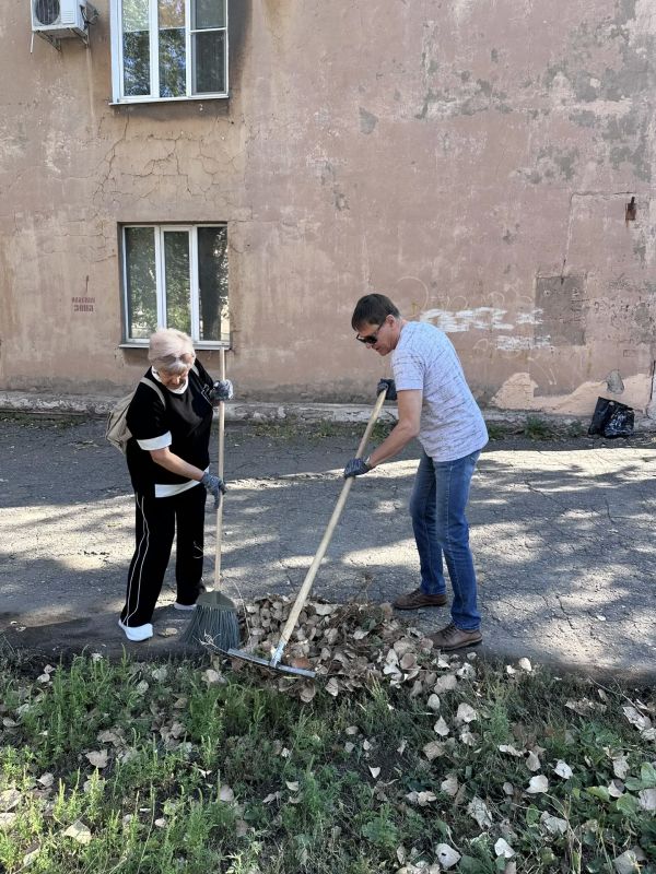 В преддверии празднования 131-летия города Алчевска коллектив Муниципального бюджетного учреждения «Центр культуры города Алчевска» принял активное участие в общегородском субботнике В преддверии празднования 131-летия города Алчевска коллектив Муниципального бюджетного учреждения «Центр культуры города Алчевска» принял активное участие в общегородском субботнике
