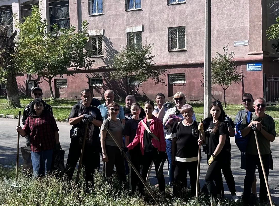 В преддверии празднования 131-летия города Алчевска коллектив Муниципального бюджетного учреждения «Центр культуры города Алчевска» принял активное участие в общегородском субботнике В преддверии празднования 131-летия города Алчевска коллектив Муниципального бюджетного учреждения «Центр культуры города Алчевска» принял активное участие в общегородском субботнике