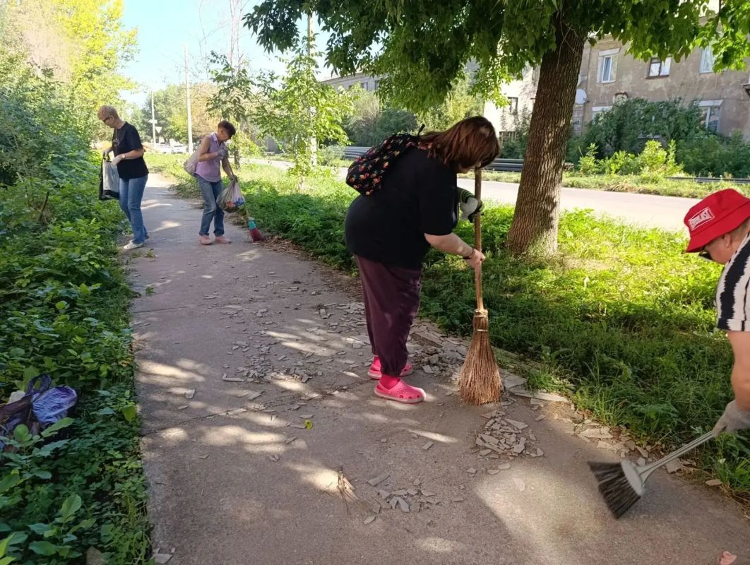29 августа все учреждения культуры приняли активное участие в уборке территории города 29 августа все учреждения культуры приняли активное участие в уборке территории города
