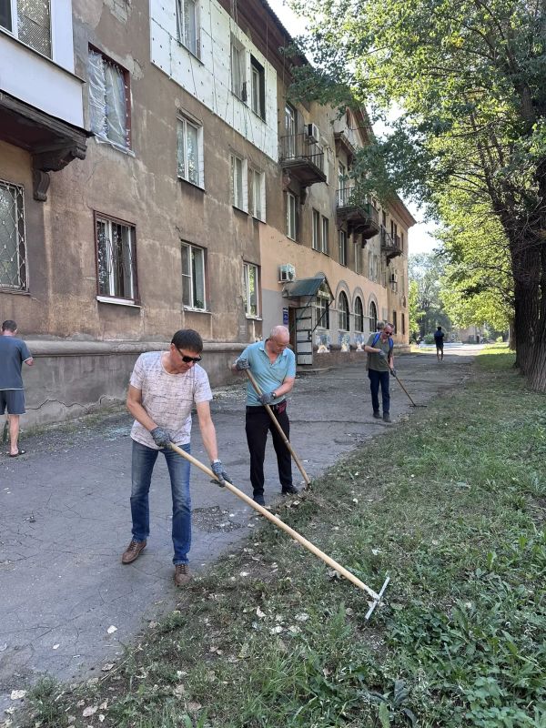 В преддверии празднования 131-летия города Алчевска коллектив Муниципального бюджетного учреждения «Центр культуры города Алчевска» принял активное участие в общегородском субботнике В преддверии празднования 131-летия города Алчевска коллектив Муниципального бюджетного учреждения «Центр культуры города Алчевска» принял активное участие в общегородском субботнике