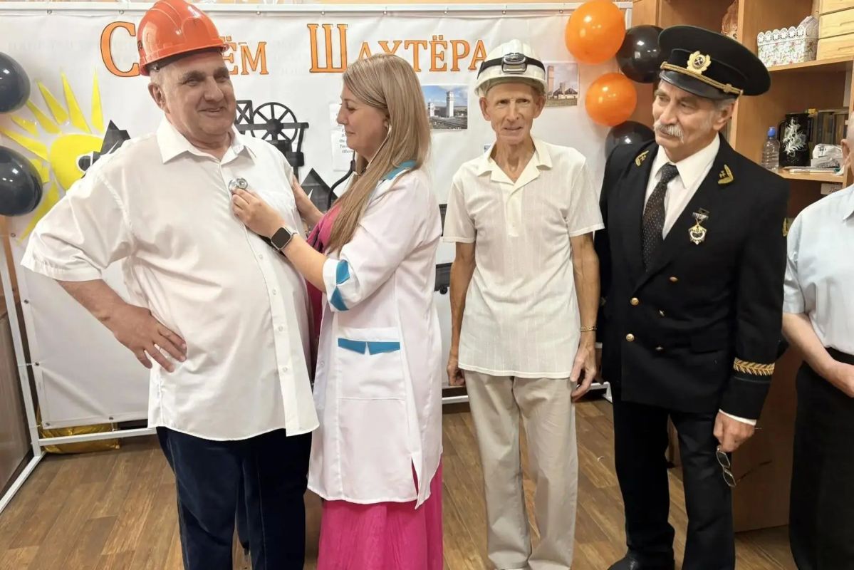 В Свердловском комплексном центре социального обслуживания населения (предоставления социальных услуг) провели тематическое мероприятие «Не гаснет в сердце уголёк» В Свердловском комплексном центре социального обслуживания населения (предоставления социальных услуг) провели тематическое мероприятие «Не гаснет в сердце уголёк»