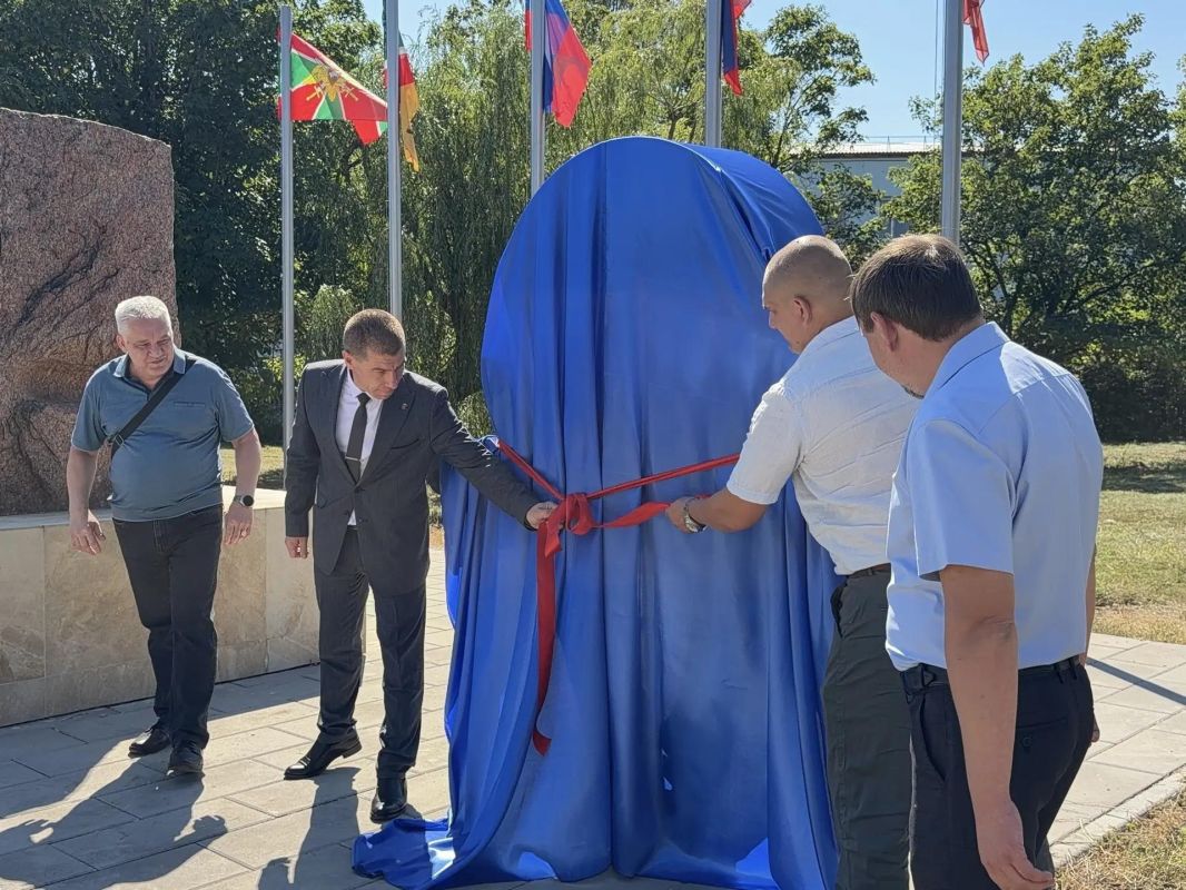 В череде праздничных мероприятий, приуроченных ко Дню города, произошло по-настоящему знаковое событие: в сквере Памяти воинов-интернационалистов был установлен памятный знак «Парашют» в честь военнослужащих... В череде праздничных мероприятий, приуроченных ко Дню города, произошло по-настоящему знаковое событие: в сквере Памяти воинов-интернационалистов был установлен памятный знак «Парашют» в честь военнослужащих...