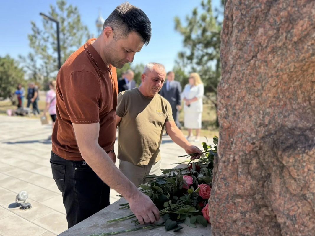 В череде праздничных мероприятий, приуроченных ко Дню города, произошло по-настоящему знаковое событие: в сквере Памяти воинов-интернационалистов был установлен памятный знак «Парашют» в честь военнослужащих... В череде праздничных мероприятий, приуроченных ко Дню города, произошло по-настоящему знаковое событие: в сквере Памяти воинов-интернационалистов был установлен памятный знак «Парашют» в честь военнослужащих...