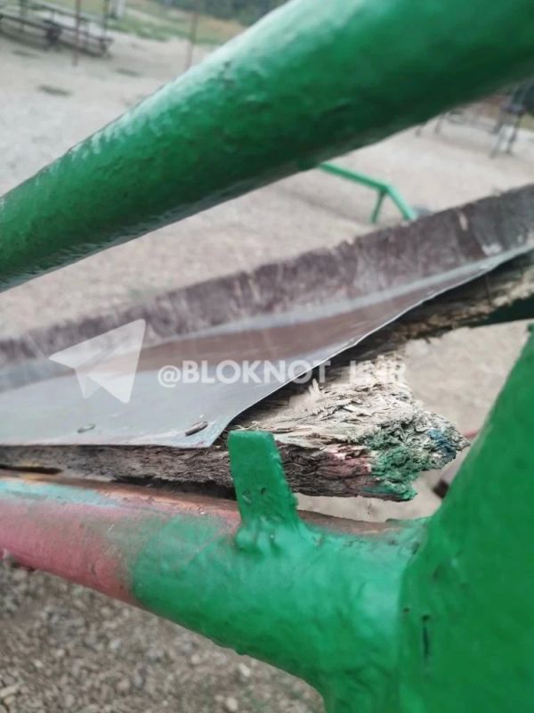 Страшную детскую площадку показали жители Верхнего Камброда в Луганске Страшную детскую площадку показали жители Верхнего Камброда в Луганске