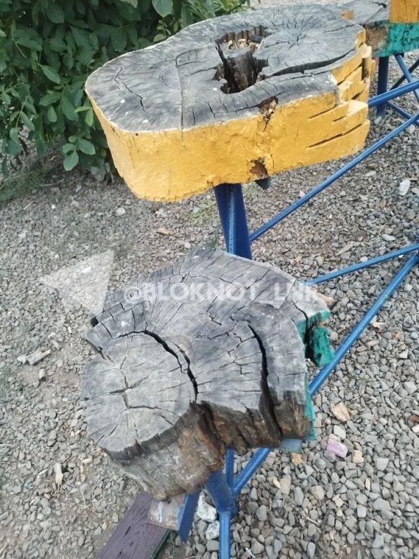 Страшную детскую площадку показали жители Верхнего Камброда в Луганске Страшную детскую площадку показали жители Верхнего Камброда в Луганске