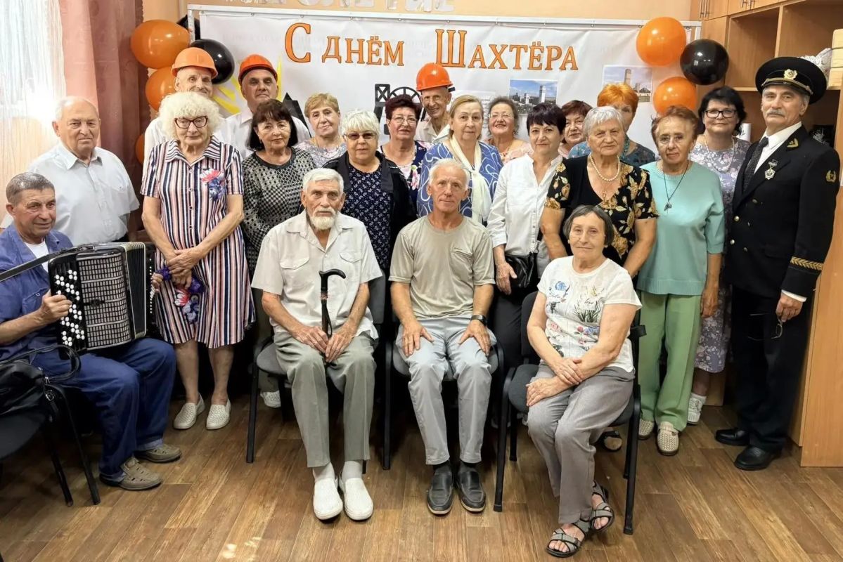В Свердловском комплексном центре социального обслуживания населения (предоставления социальных услуг) провели тематическое мероприятие «Не гаснет в сердце уголёк» В Свердловском комплексном центре социального обслуживания населения (предоставления социальных услуг) провели тематическое мероприятие «Не гаснет в сердце уголёк»