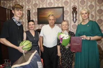 В Стаханове поздравили супругов Шумейко с 55-летием совместной жизни