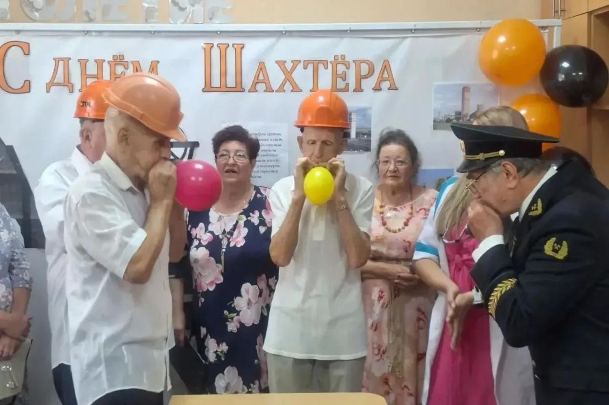 В Свердловском комплексном центре социального обслуживания населения (предоставления социальных услуг) провели тематическое мероприятие «Не гаснет в сердце уголёк» В Свердловском комплексном центре социального обслуживания населения (предоставления социальных услуг) провели тематическое мероприятие «Не гаснет в сердце уголёк»