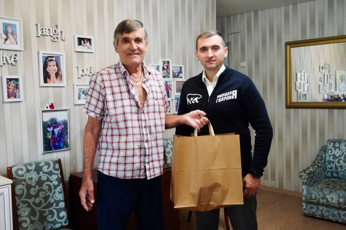 Слава шахтерскому труду: молодогвардейцы ЛНР поздравили горняков с профессиональным праздником Слава шахтерскому труду: молодогвардейцы ЛНР поздравили горняков с профессиональным праздником