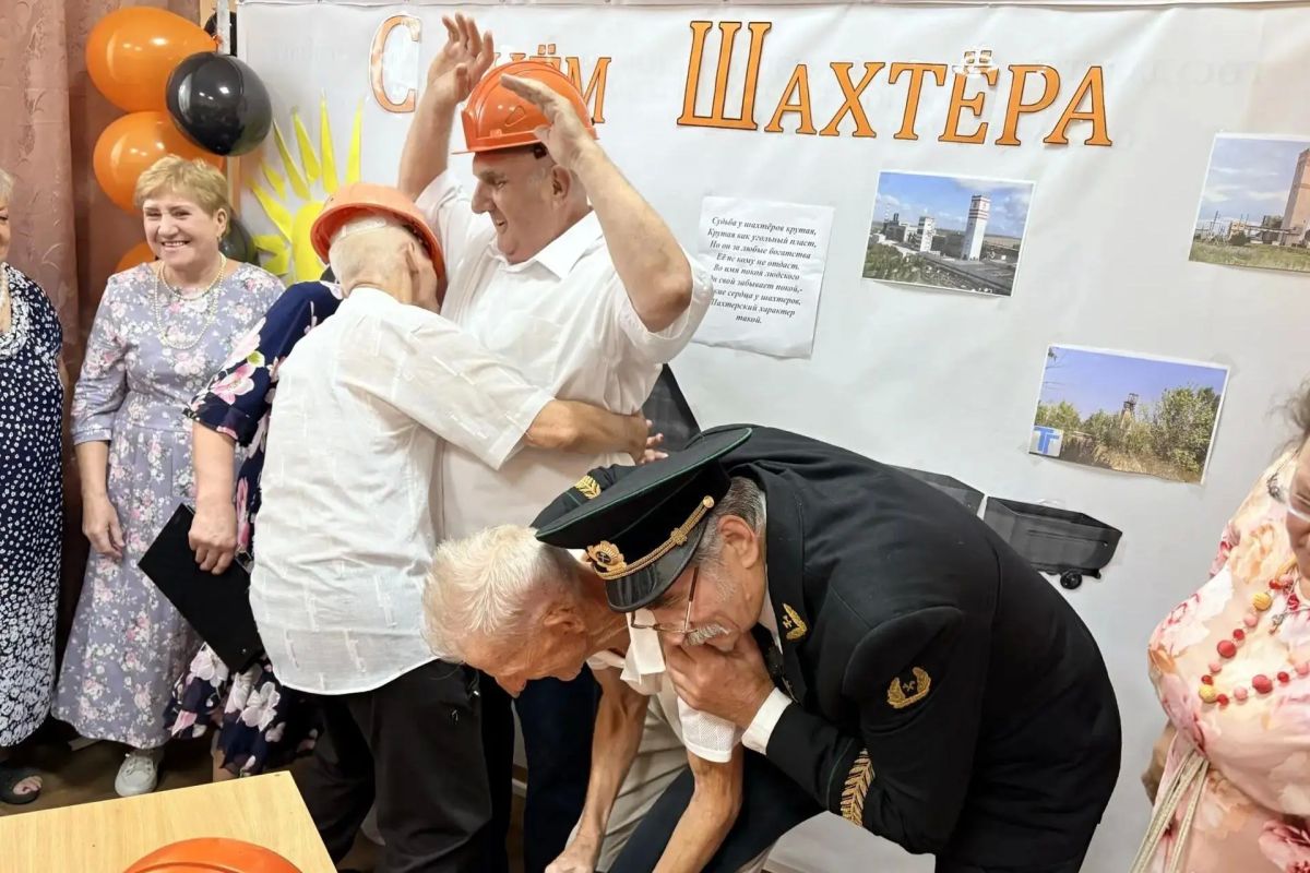В Свердловском комплексном центре социального обслуживания населения (предоставления социальных услуг) провели тематическое мероприятие «Не гаснет в сердце уголёк» В Свердловском комплексном центре социального обслуживания населения (предоставления социальных услуг) провели тематическое мероприятие «Не гаснет в сердце уголёк»