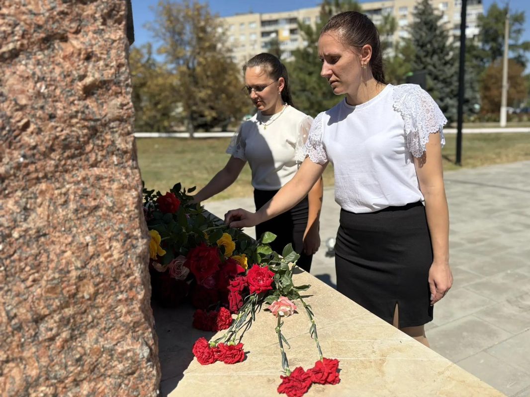 В череде праздничных мероприятий, приуроченных ко Дню города, произошло по-настоящему знаковое событие: в сквере Памяти воинов-интернационалистов был установлен памятный знак «Парашют» в честь военнослужащих... В череде праздничных мероприятий, приуроченных ко Дню города, произошло по-настоящему знаковое событие: в сквере Памяти воинов-интернационалистов был установлен памятный знак «Парашют» в честь военнослужащих...