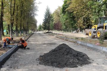 В Свердловском Парке КиО им. Героев Сталинградской битвы идет восстановление одной из центральных аллей, и не только