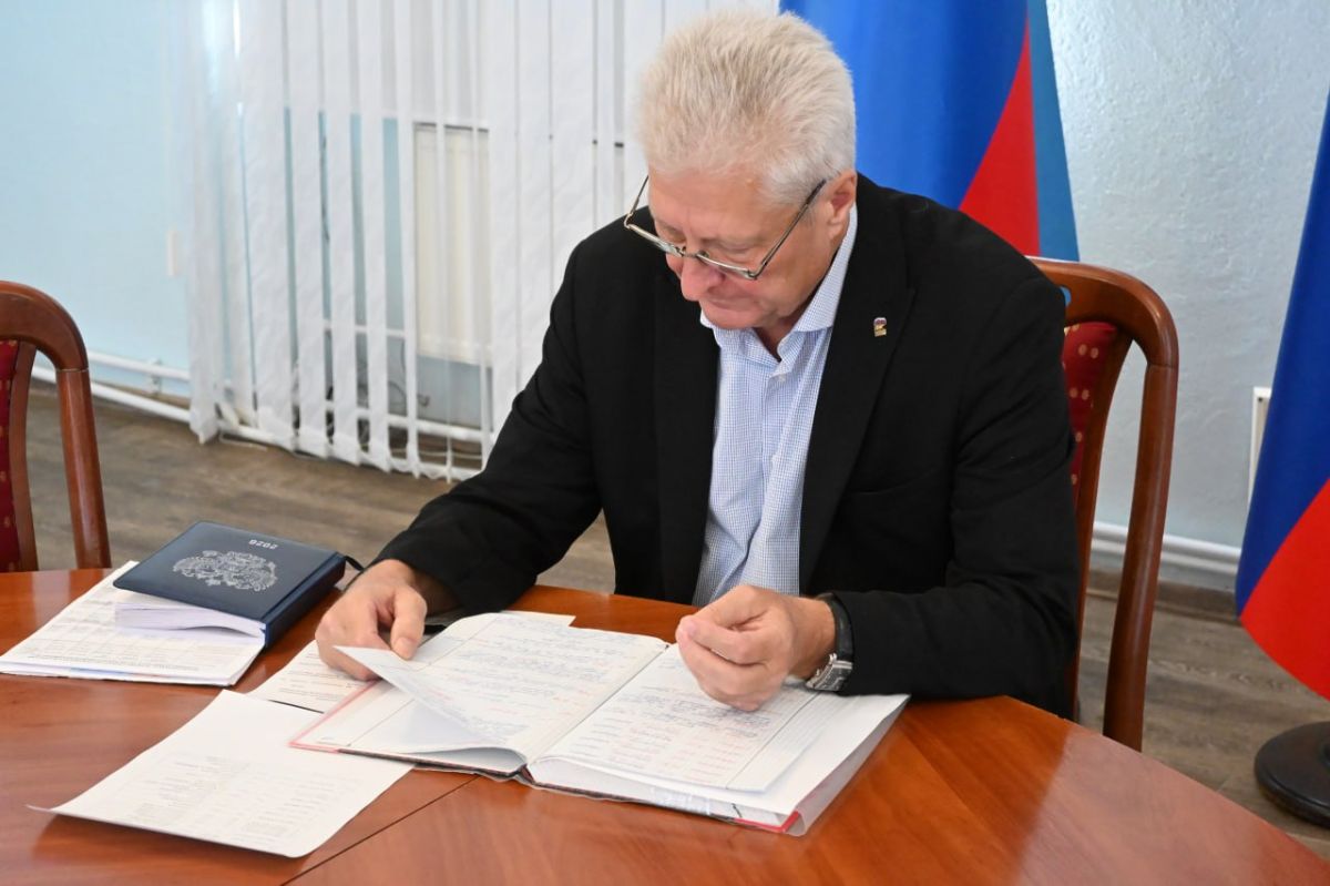 Сергей Козенко: Сегодня провел расширенное аппаратное совещание с руководителями структурных подразделений Администрации, начальниками управления и отделов по жизнеобеспечению территорий, а также представителями...