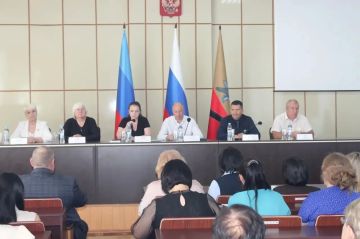 Светлана Гизай: Вместе с коллегами, депутатами Народного Совета ЛНР Юрием Юровым и Олегом Ковалем приняли участие в августовском совещании педагогов Славяносербского округа
