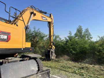 Дорожники завершают расчистку полосы отвода на трассе Белое – Лутугино