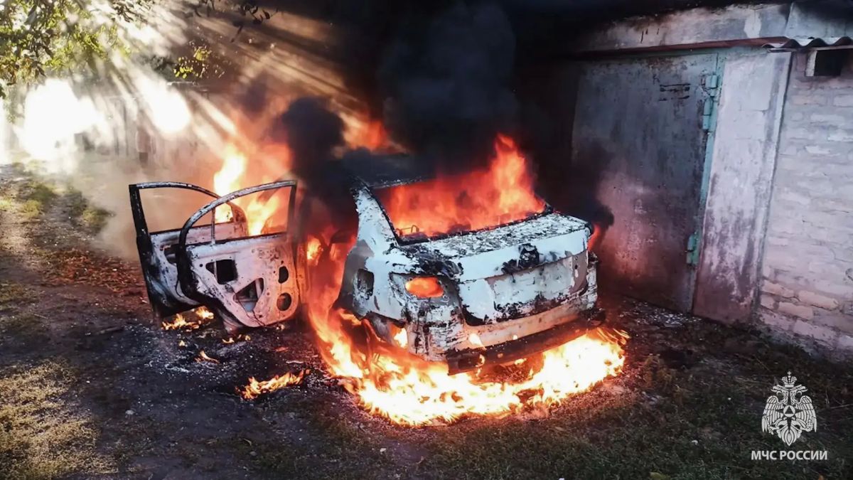 Спасатели потушили горящий автомобиль в Первомайске Спасатели потушили горящий автомобиль в Первомайске