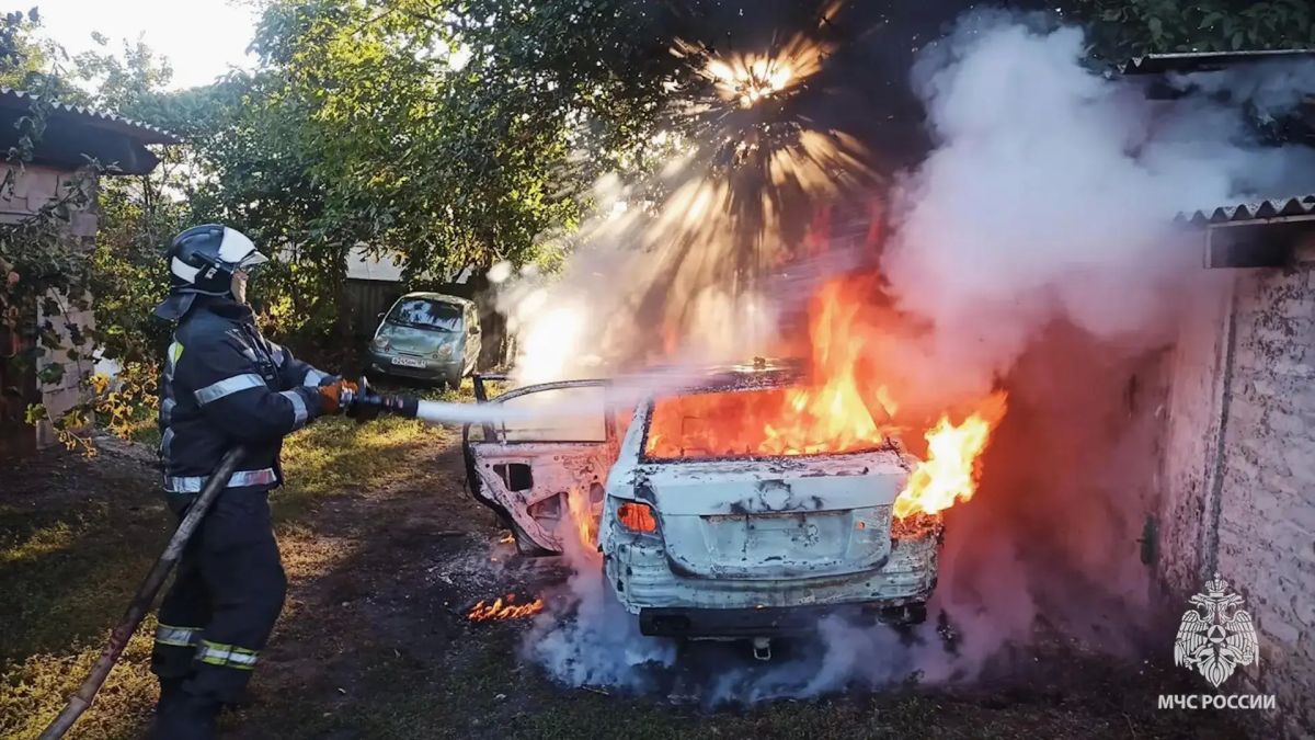 Спасатели потушили горящий автомобиль в Первомайске Спасатели потушили горящий автомобиль в Первомайске