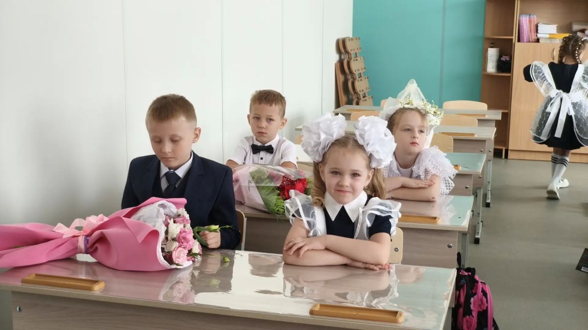 После линейки прошли по обновлённой школе После линейки прошли по обновлённой школе
